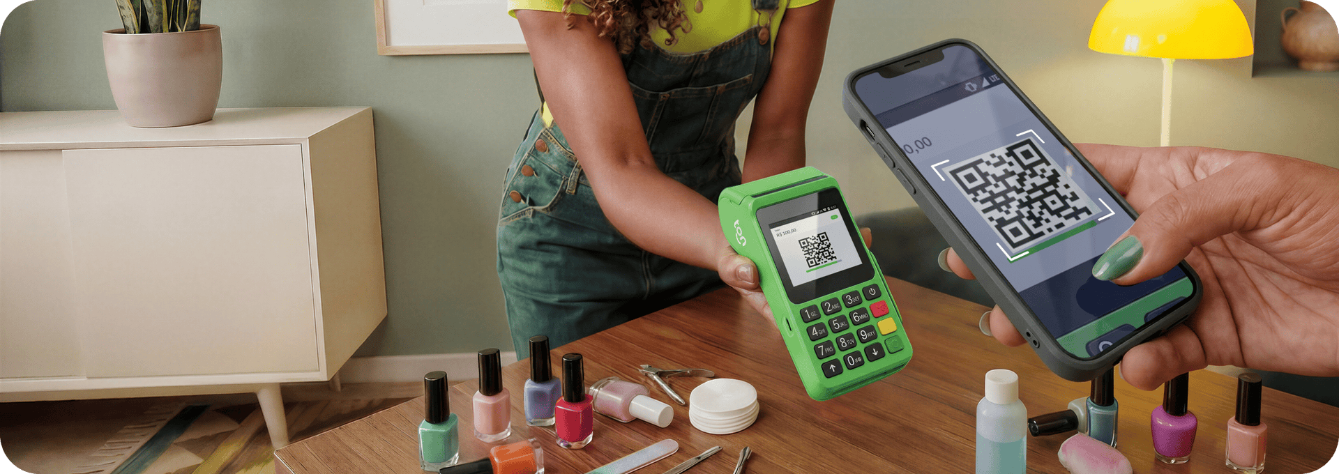 Empreendedor sorrindo com maquininha Ton e cliente pagando via Pix.